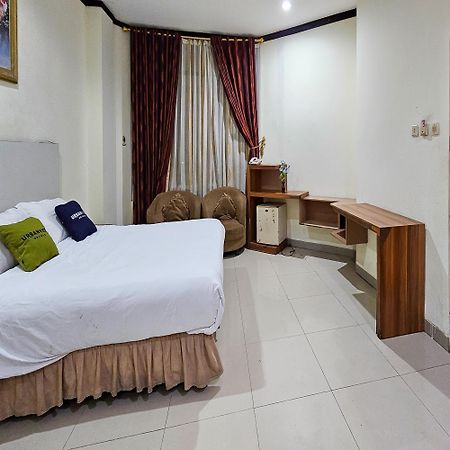 Urbanview Hotel Kharisma Banjarmasin บันจาร์มาซิน ภายนอก รูปภาพ
