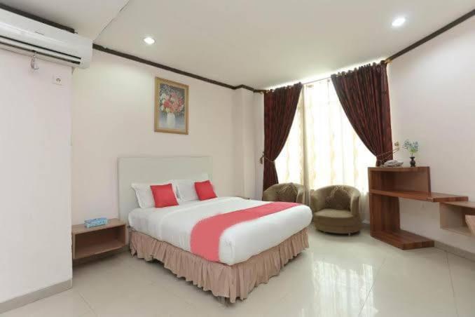 Urbanview Hotel Kharisma Banjarmasin บันจาร์มาซิน ภายนอก รูปภาพ